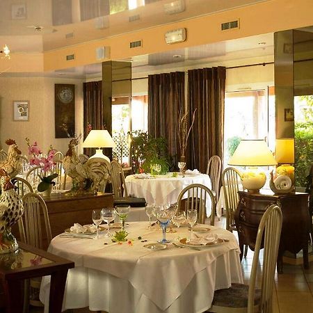 Logis Chez Bach Hotel Chaussin Екстериор снимка